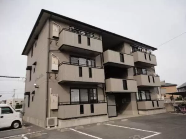 ファミール三軒屋 A棟の外観写真
