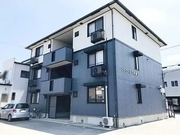 ファミール三軒屋 B棟の外観写真